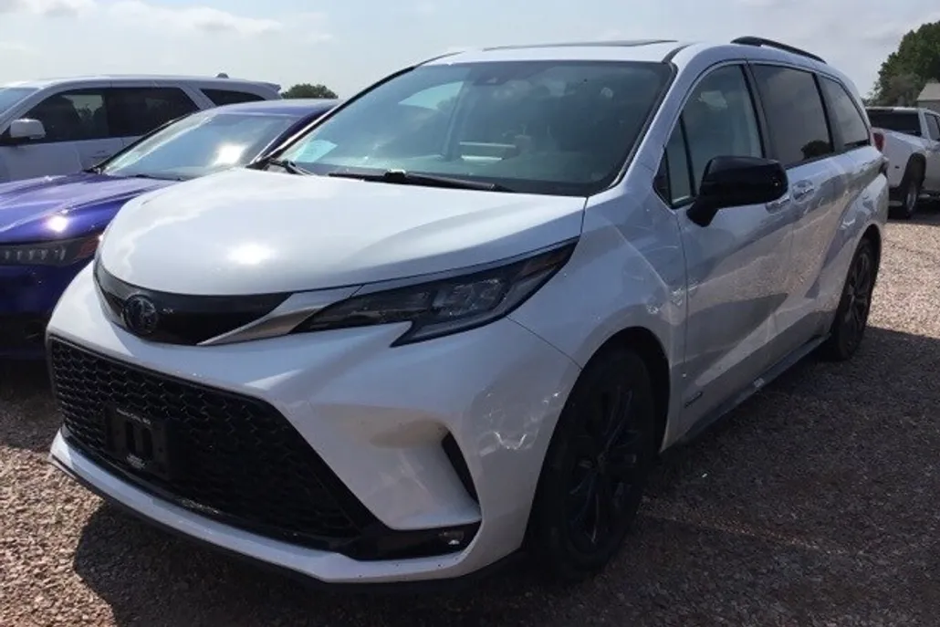 2021 Toyota Sienna XSE photo 1