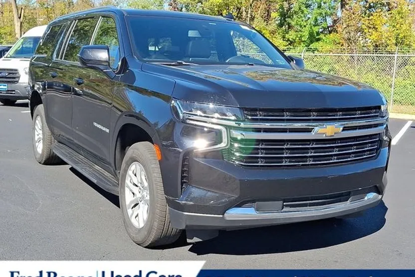 2021 Chevrolet Suburban LT photo 1