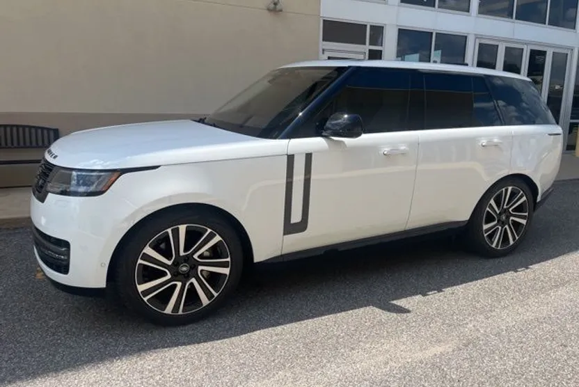 2023 Land Rover Range Rover SE photo 1
