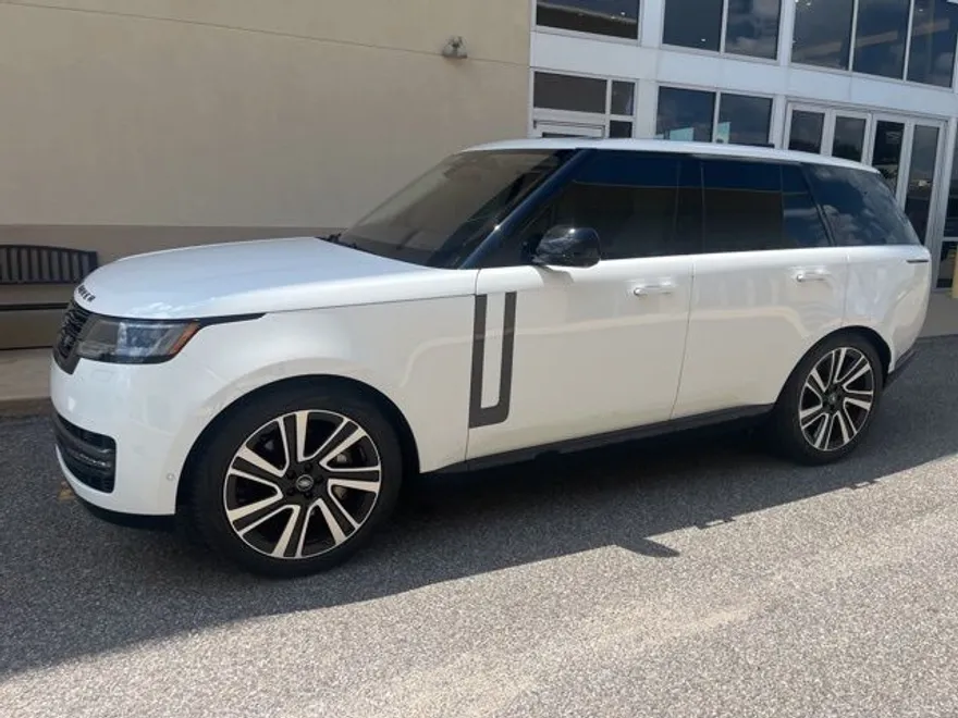 2023 Land Rover Range Rover SE photo 1