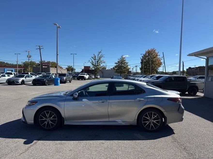 2023 Toyota Camry SE photo 1