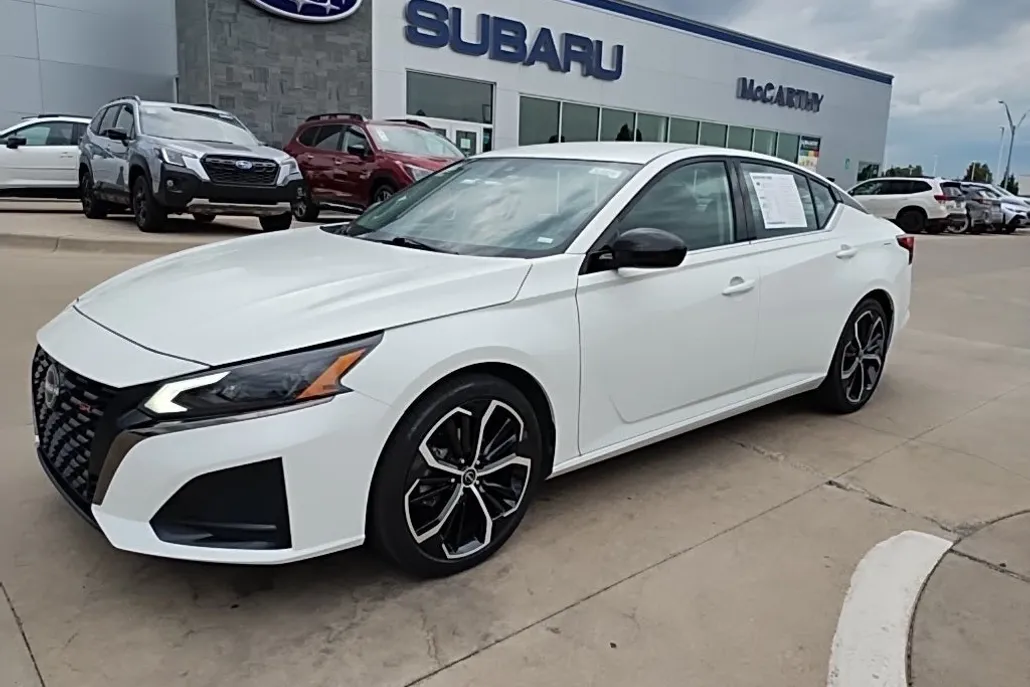 2023 Nissan Altima 2.5 SR photo 1