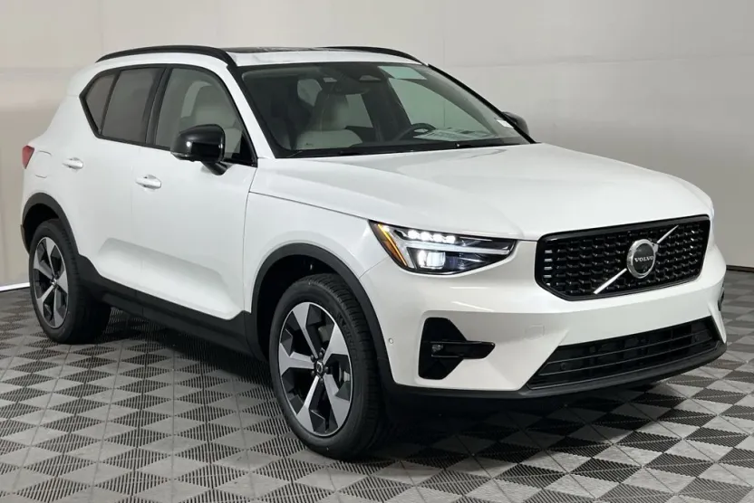 2026 Volvo XC40 Plus photo 1