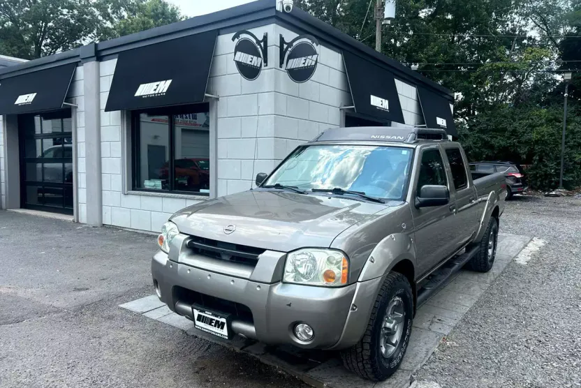 2004 Nissan Frontier XE Crew Cab photo 1