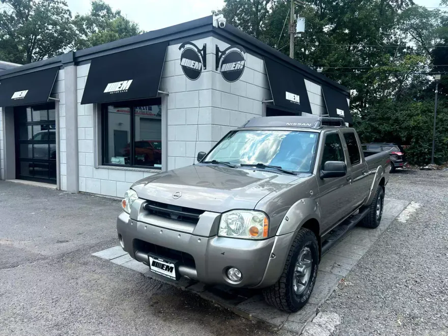 2004 Nissan Frontier XE Crew Cab photo 1