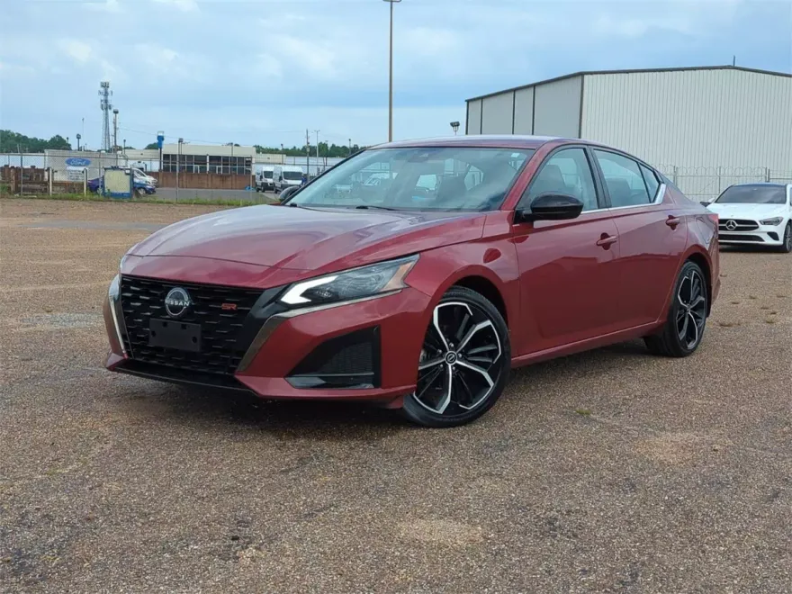 2023 Nissan Altima 2.5 SR photo 1