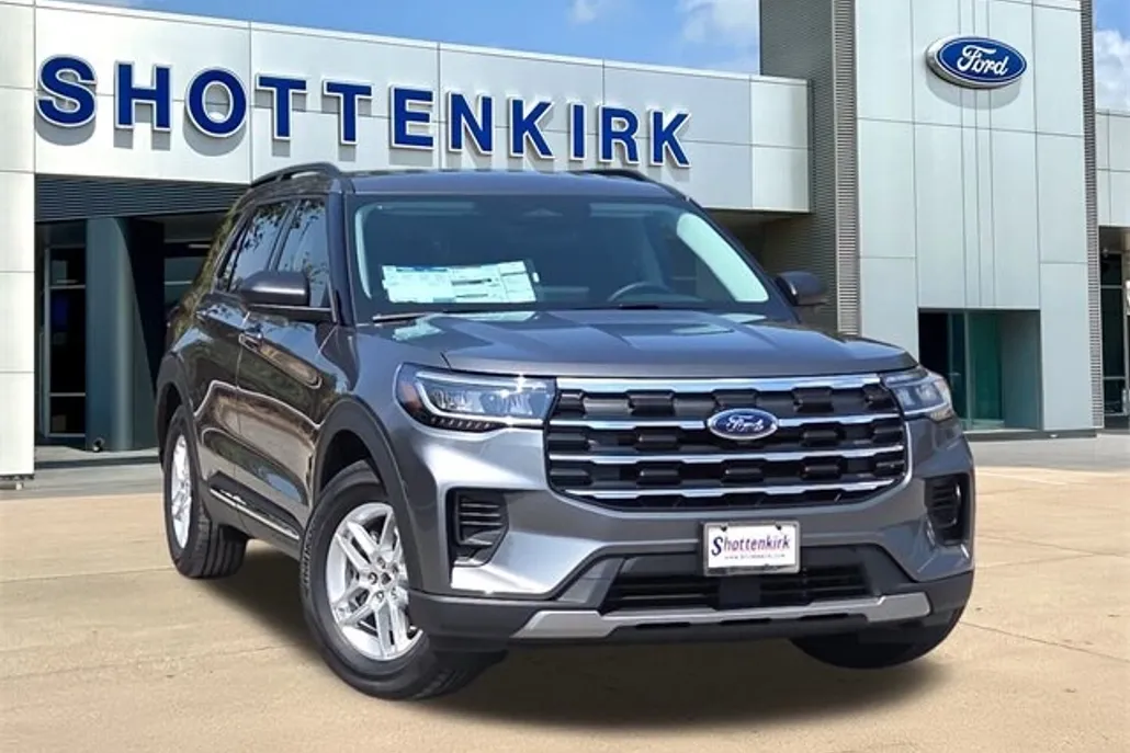 2025 Ford Explorer photo 1