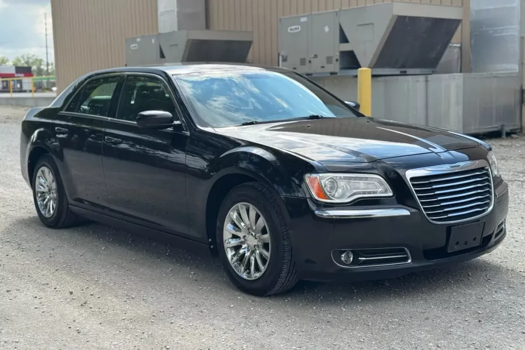 2013 Chrysler 300 Base Limited photo 1