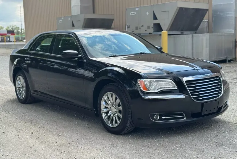 2013 Chrysler 300 Base Limited photo 1