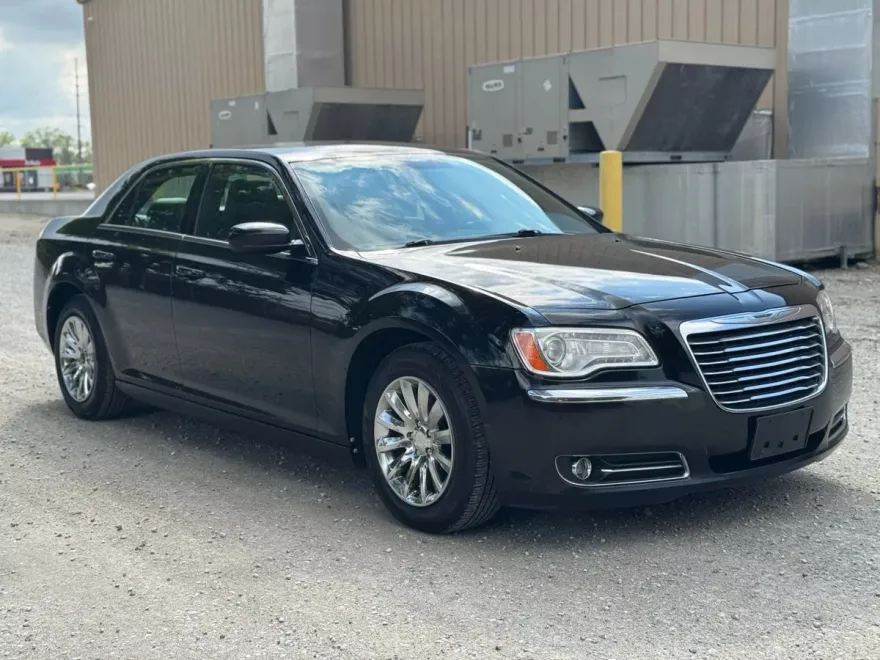 2013 Chrysler 300 Base Limited photo 1