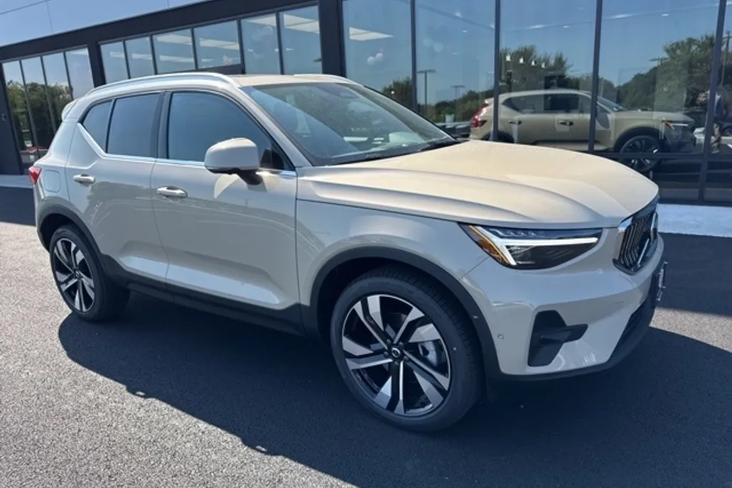 2025 Volvo XC40 Plus photo 1