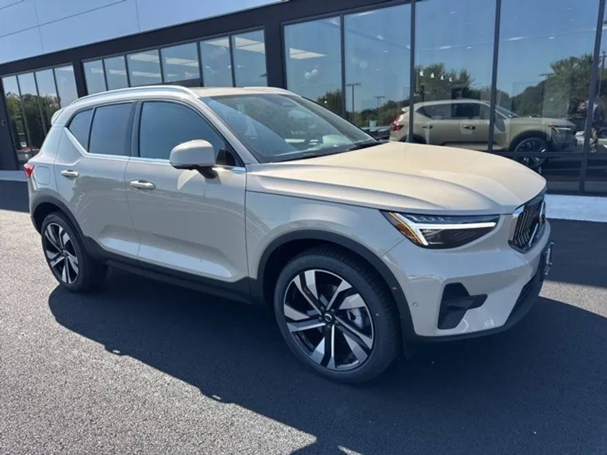 2025 Volvo XC40 Plus photo 1