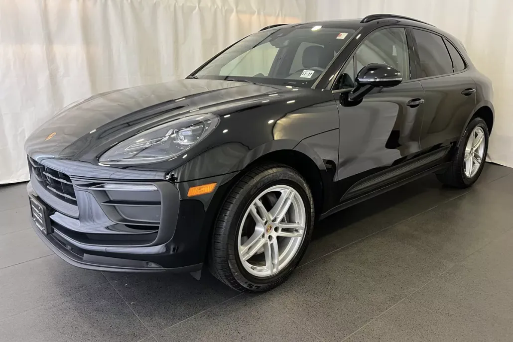 2023 Porsche Macan T photo 1