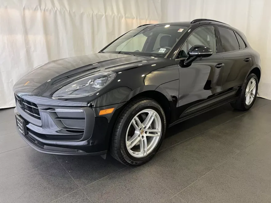 2023 Porsche Macan T photo 1
