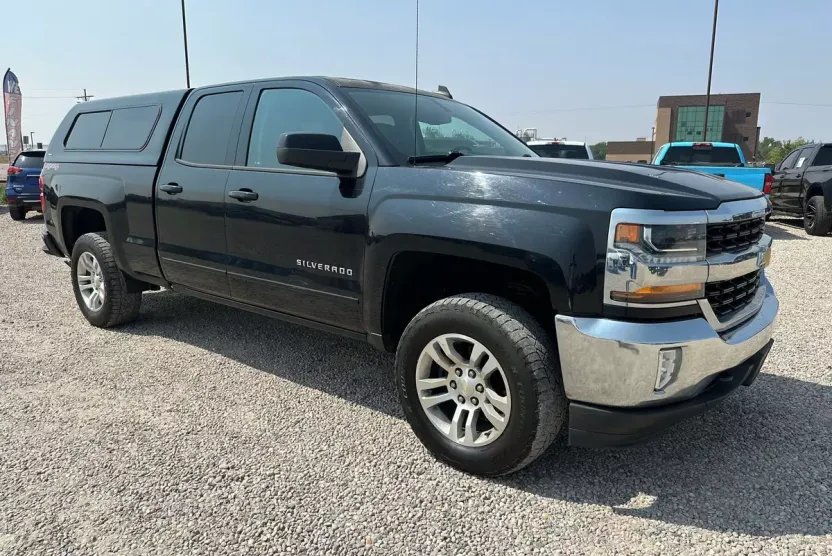 2017 Chevrolet Silverado 1500 LT photo 1