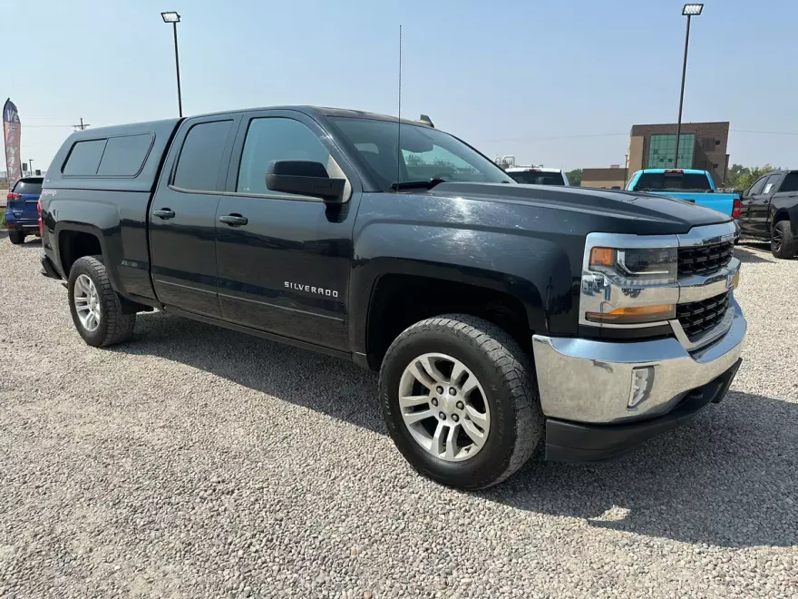 2017 Chevrolet Silverado 1500 LT photo 1