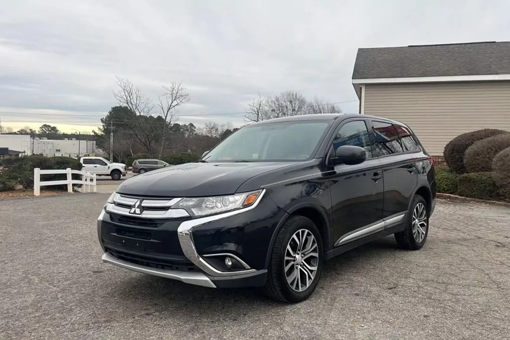 2017 Mitsubishi Outlander ES photo 1