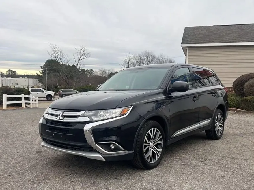 2017 Mitsubishi Outlander ES photo 1
