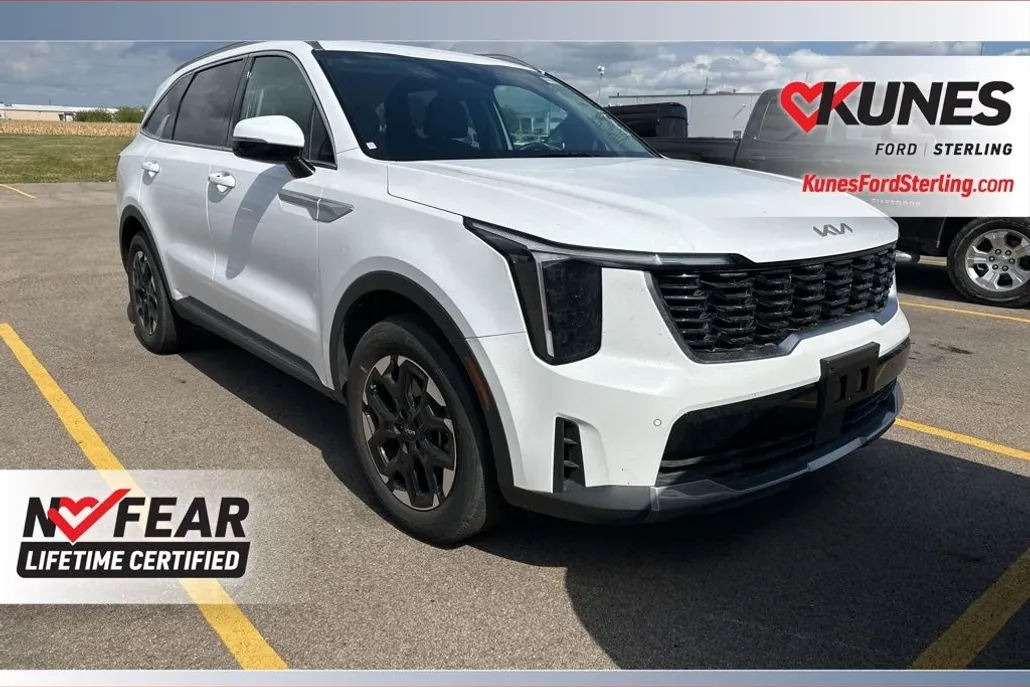 2024 Kia Sorento S photo 1