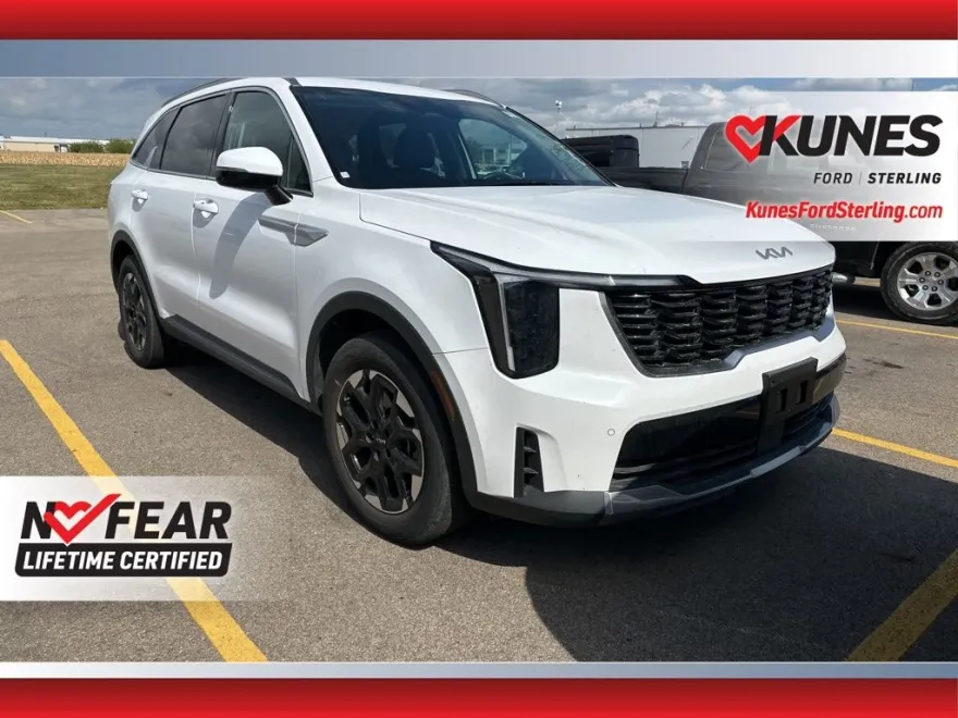 2024 Kia Sorento S photo 1