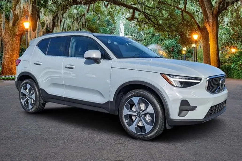 2025 Volvo XC40 Core photo 1