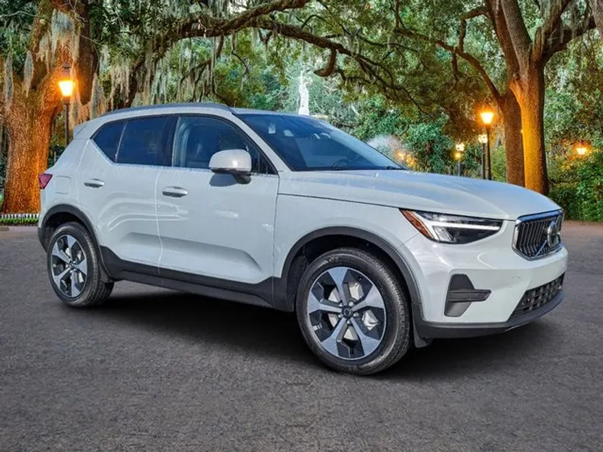 2025 Volvo XC40 Core photo 1