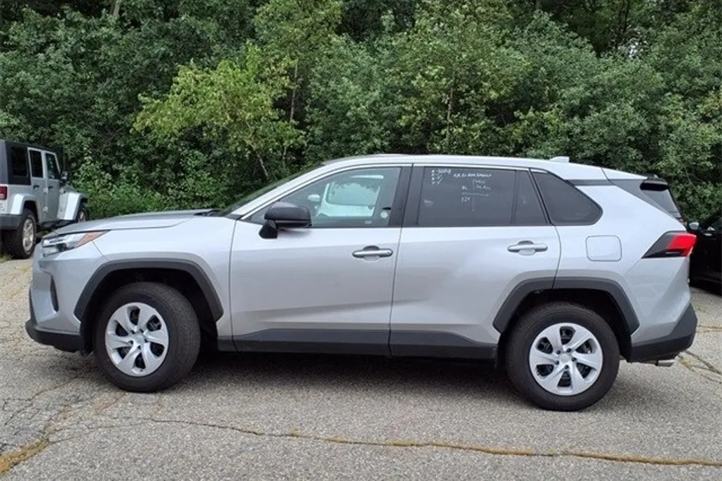2024 Toyota RAV4 LE photo 1