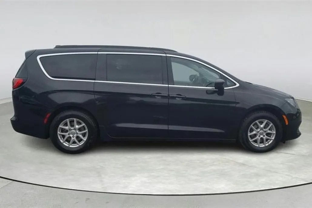 2020 Chrysler Voyager LXi photo 1