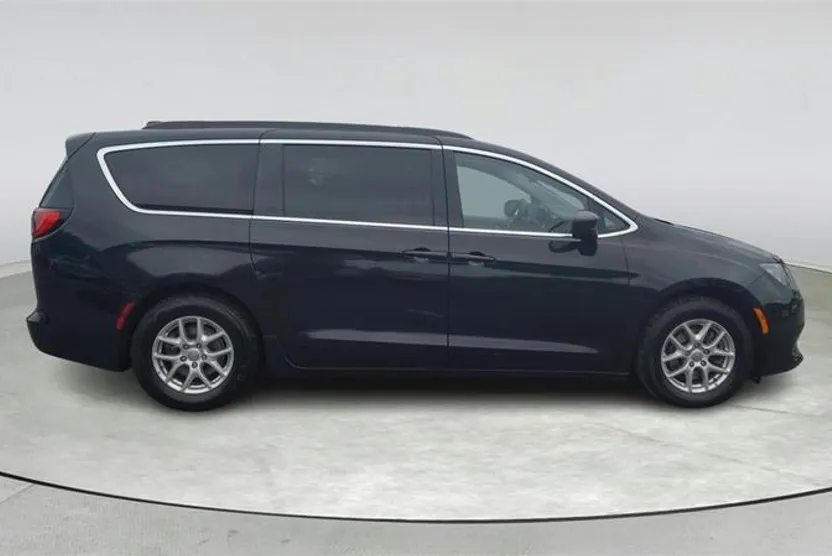 2020 Chrysler Voyager LXi photo 1