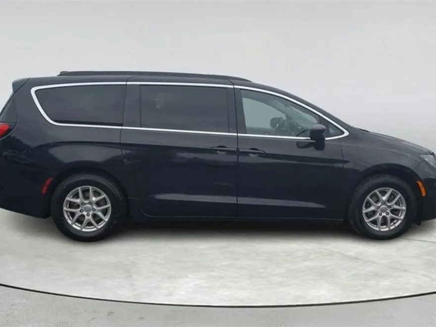 2020 Chrysler Voyager LXi photo 1