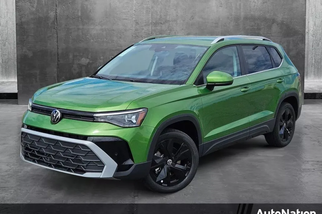 2025 Volkswagen Taos SE photo 1