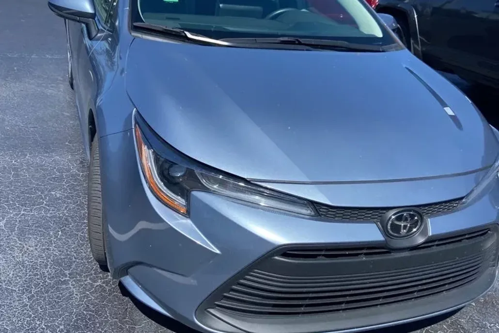2023 Toyota Corolla LE photo 1