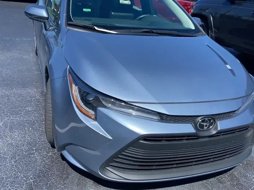 2023 Toyota Corolla LE photo 1