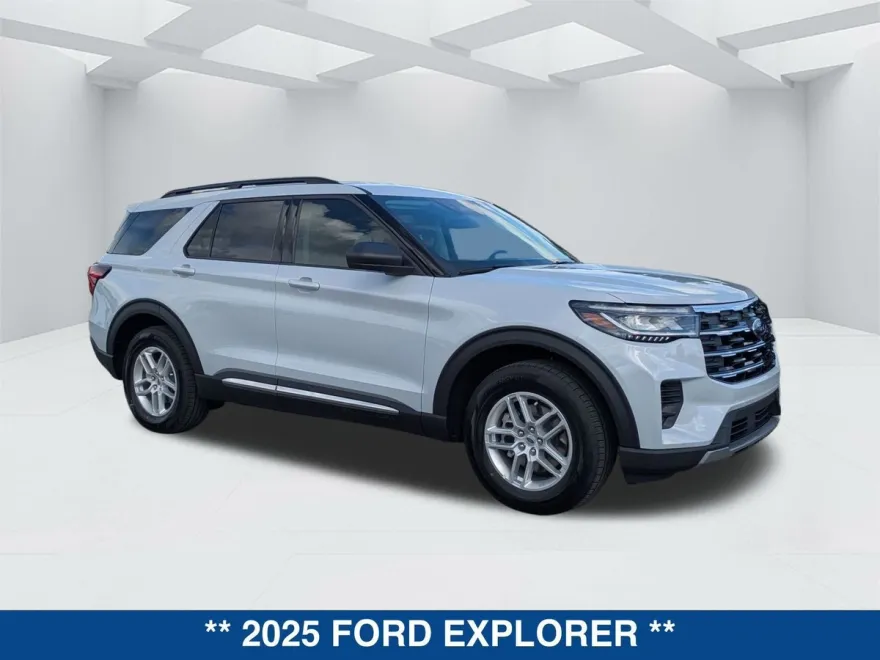 2025 Ford Explorer photo 1