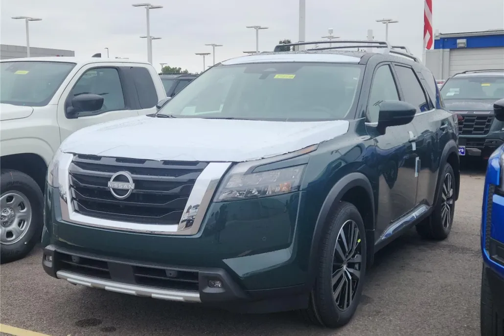 2025 Nissan Pathfinder Platinum photo 1