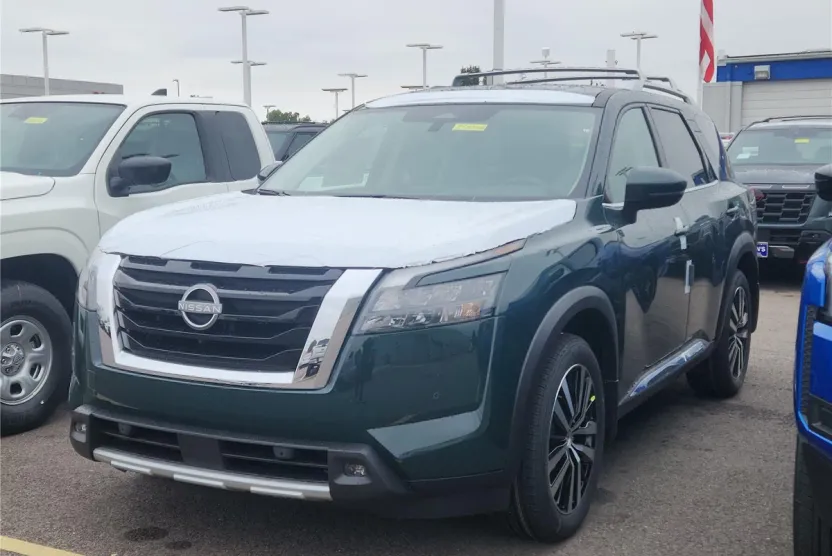 2025 Nissan Pathfinder Platinum photo 1