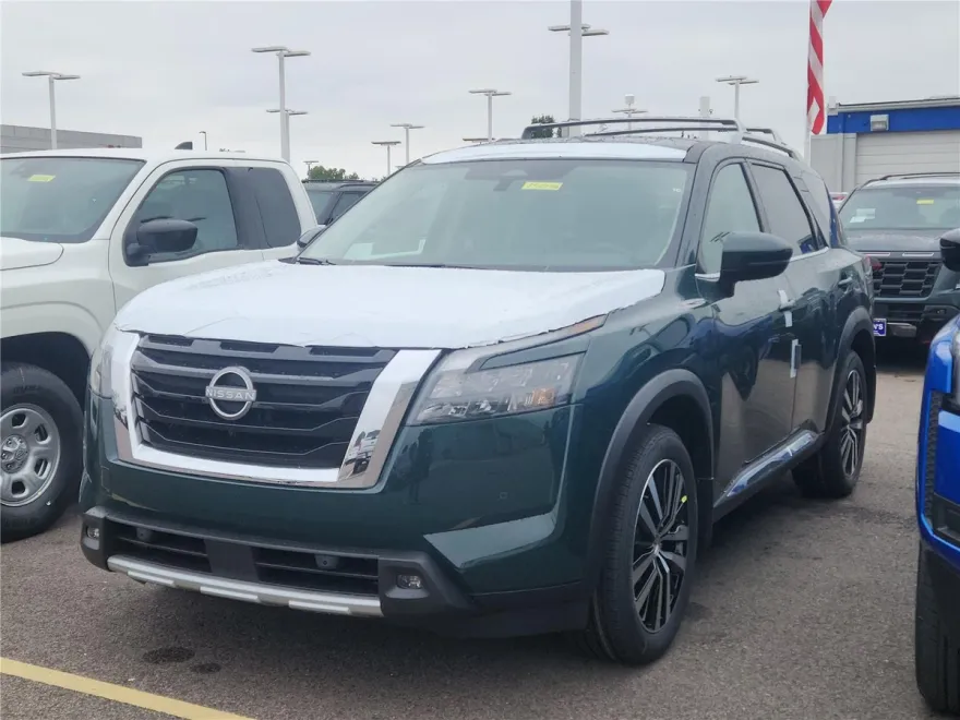 2025 Nissan Pathfinder Platinum photo 1
