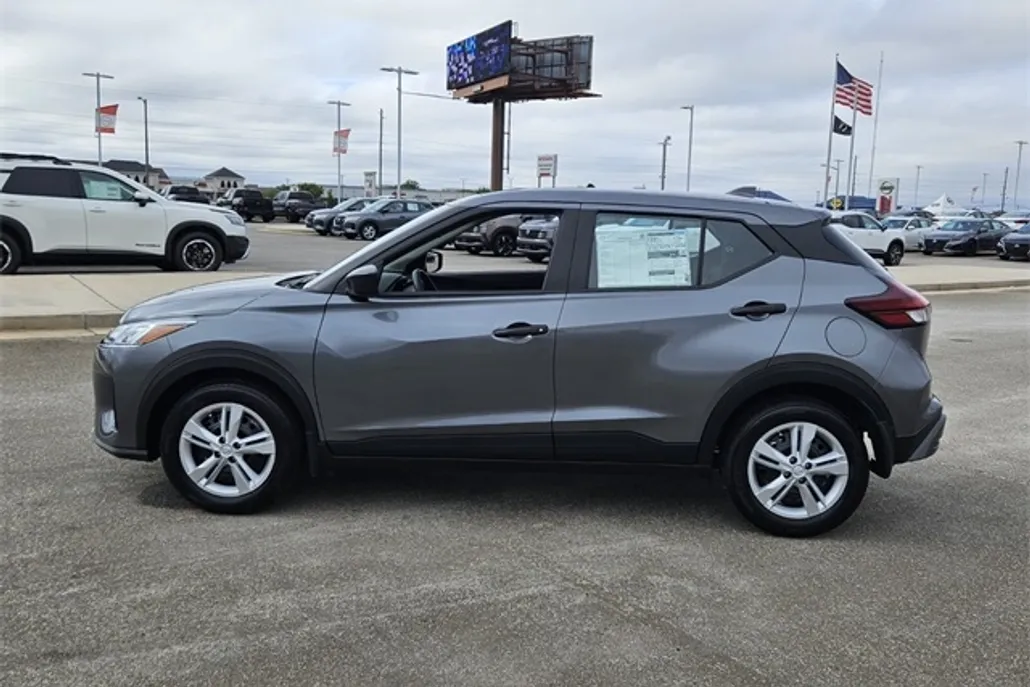2025 Nissan Kicks Play S photo 1