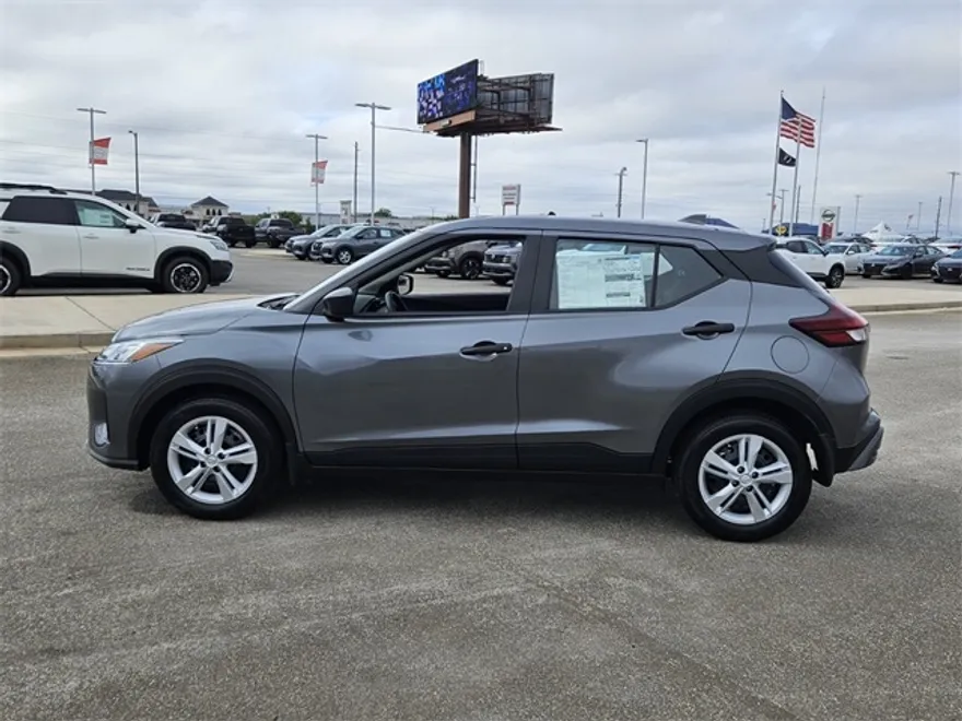 2025 Nissan Kicks Play S photo 1