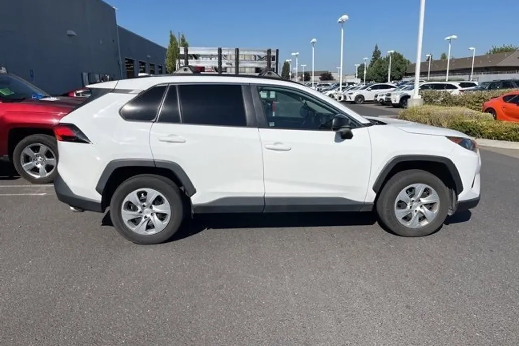 2019 Toyota RAV4 LE photo 1