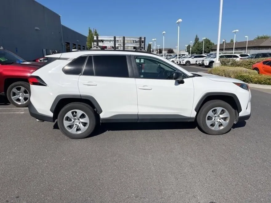 2019 Toyota RAV4 LE photo 1