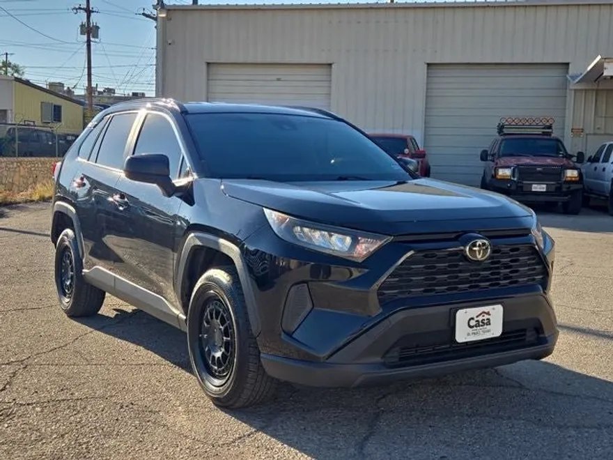 2019 Toyota RAV4 LE photo 1