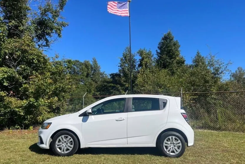 2017 Chevrolet Sonic LT photo 1