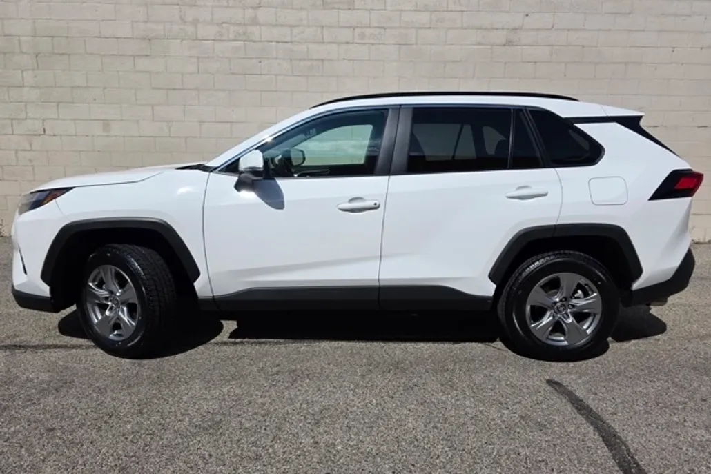 2024 Toyota RAV4 XLE photo 1