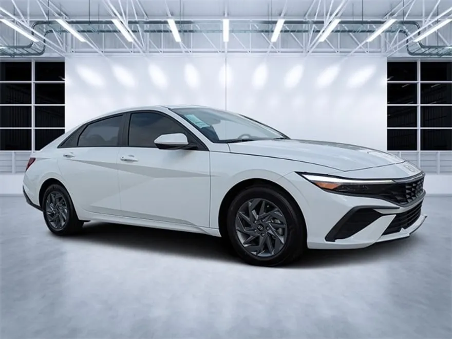 2024 Hyundai Elantra SEL photo 1