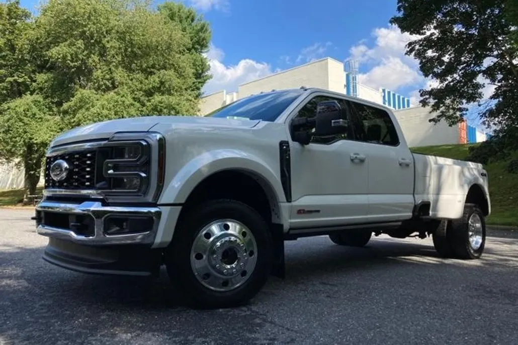 2025 Ford F-450 Lariat photo 1