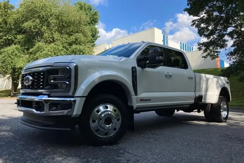 2025 Ford F-450 Lariat photo 1