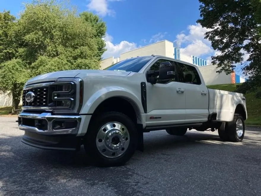 2025 Ford F-450 Lariat photo 1