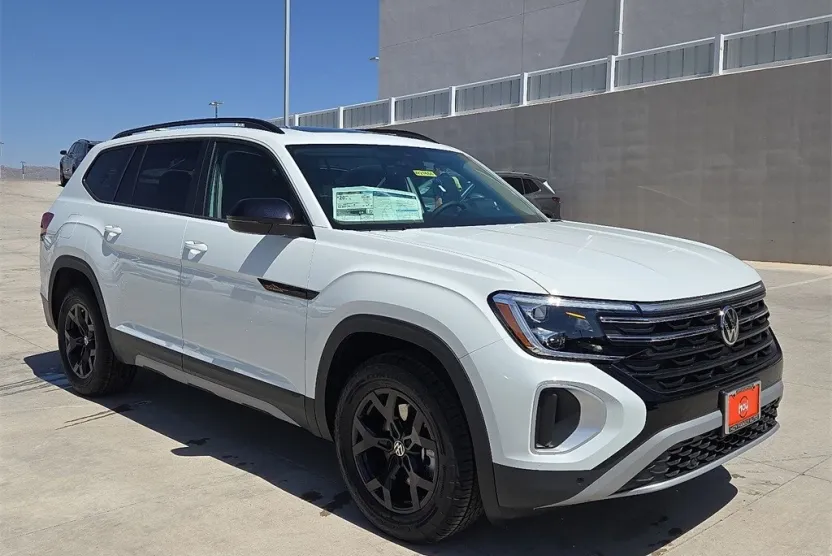 2025 Volkswagen Atlas Peak Edition SE photo 1