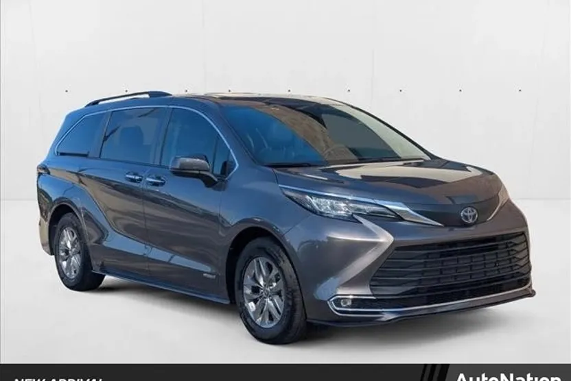 2021 Toyota Sienna XLE photo 1